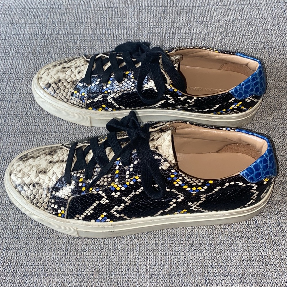 BANANA REPUBLIC LACE UP SNEAKER SHOES SIZE 7.5 M SNAKE PRINT